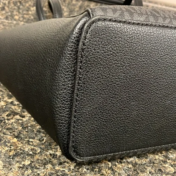 2/15  Michael Kors charlotte large tote black signature - Picture 4 of 16